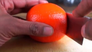 Nikdy jsem neviděla tento způsob loupání pomeranče… Geniální!