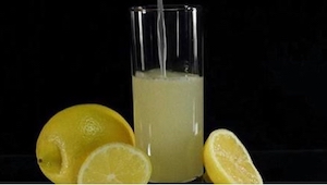 Stačí přidat pouze jednu ingredienci k vodě s citrónem, abyste se zbavili přetrv