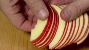 Nakrájel jablko na plátky, když uvidíte proč, začnou se vám sbíhat sliny! 